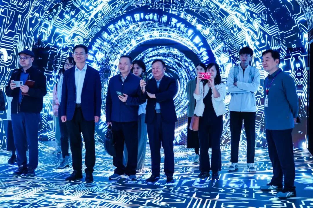 2024120602 国家广电总局发展研究中心一行赴金年会·jinnian(金子招牌)励丰文化调研指导